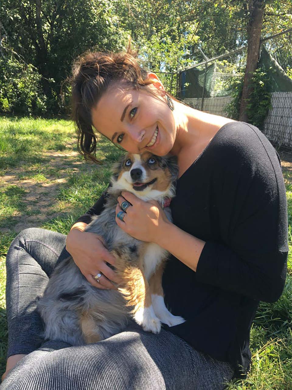perro mira a mamá con amor