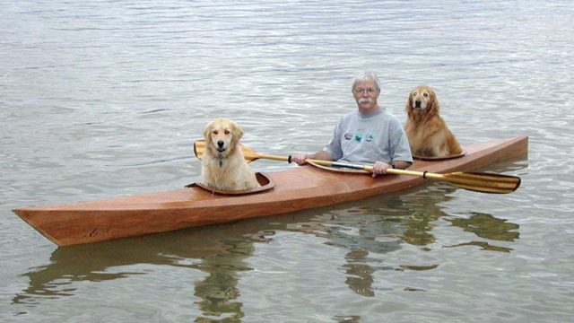 Hombre construyó kayak personalizado