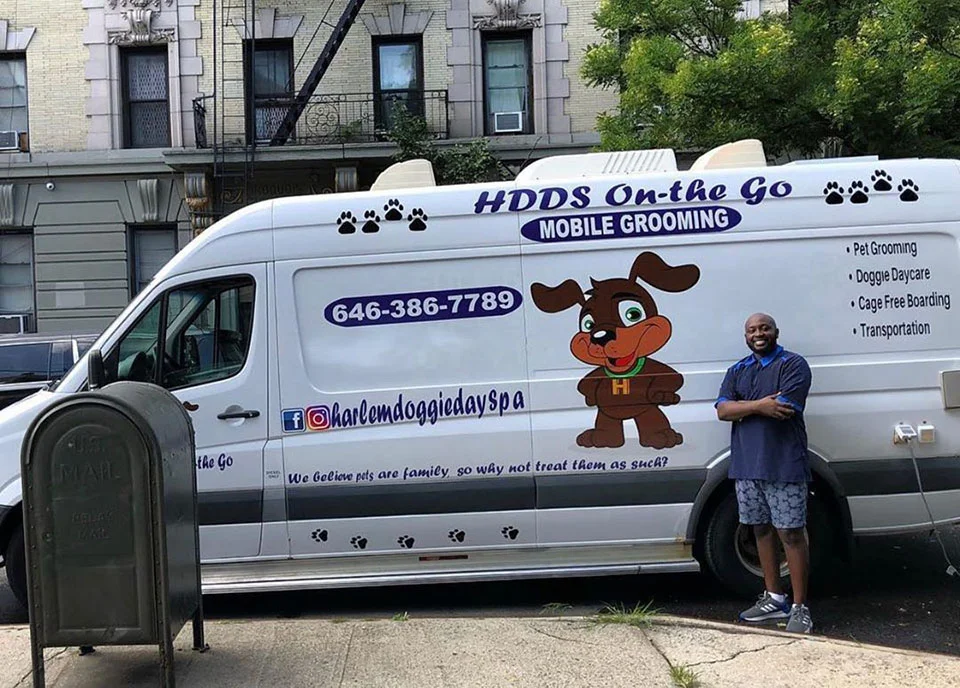 Peluquero ofrece servicio gratuito a mascotas de familias afectadas por la pandemia 1 Peluquero y su camión realiza aseo gratuito a mascotas