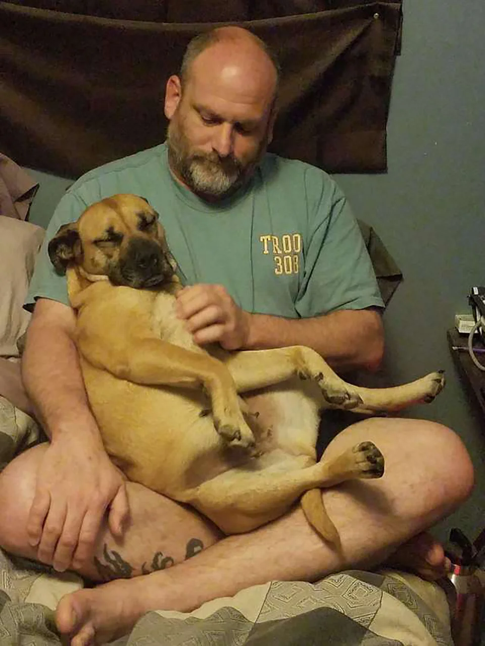 Papá lo duerme arrullado