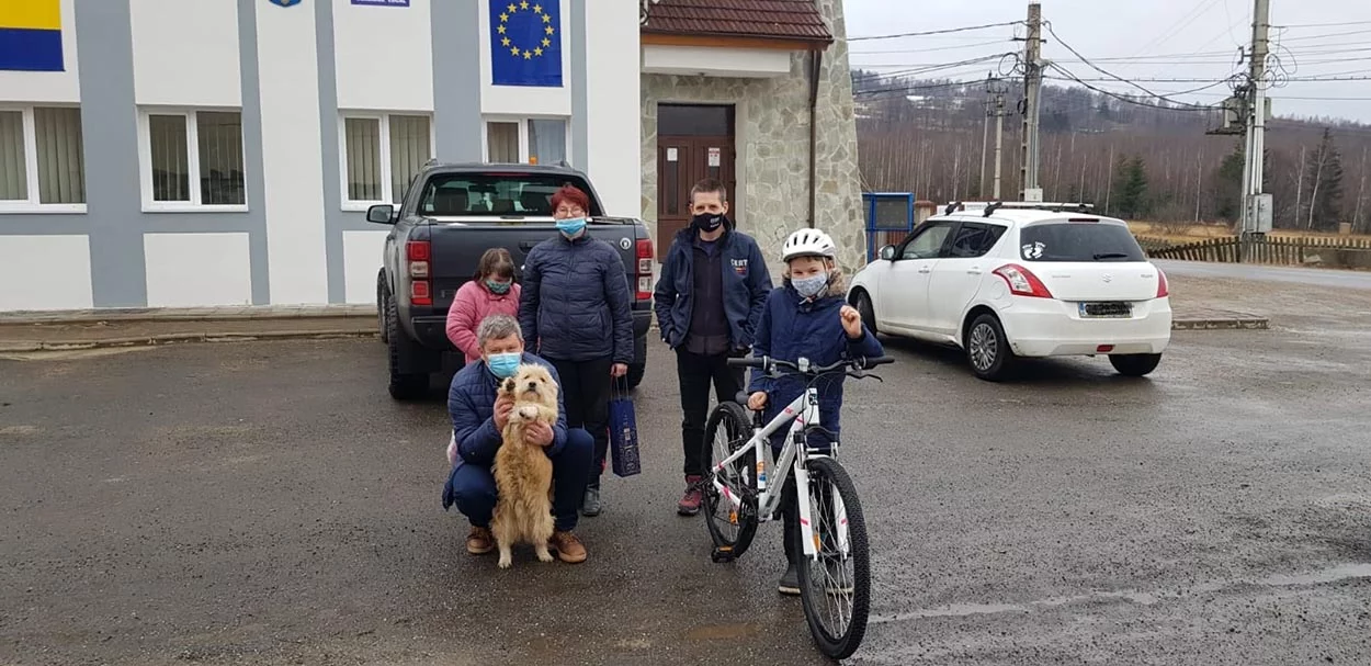 Niño saca a su perro de paseo en trineo