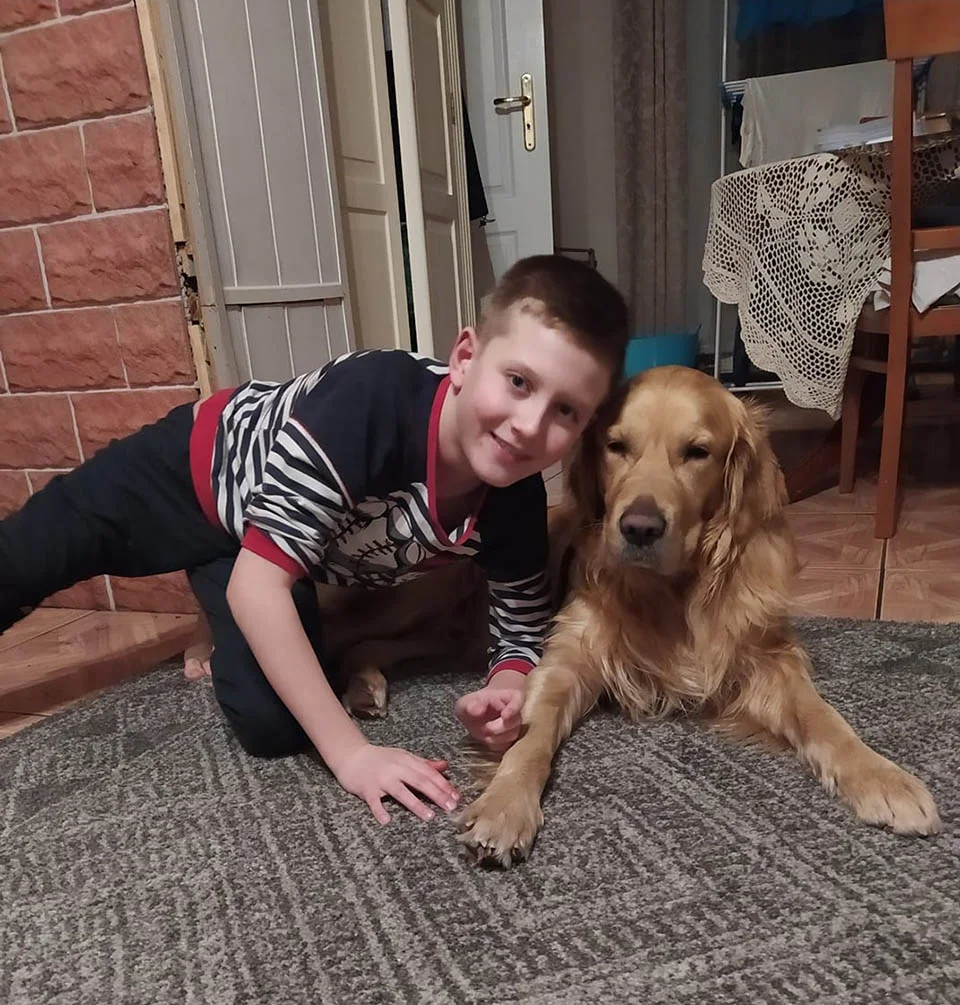 Perro héroe lleva a su papá a un agujero donde quedó atrapado un perro perdido 8 Perro héroe lleva dueño