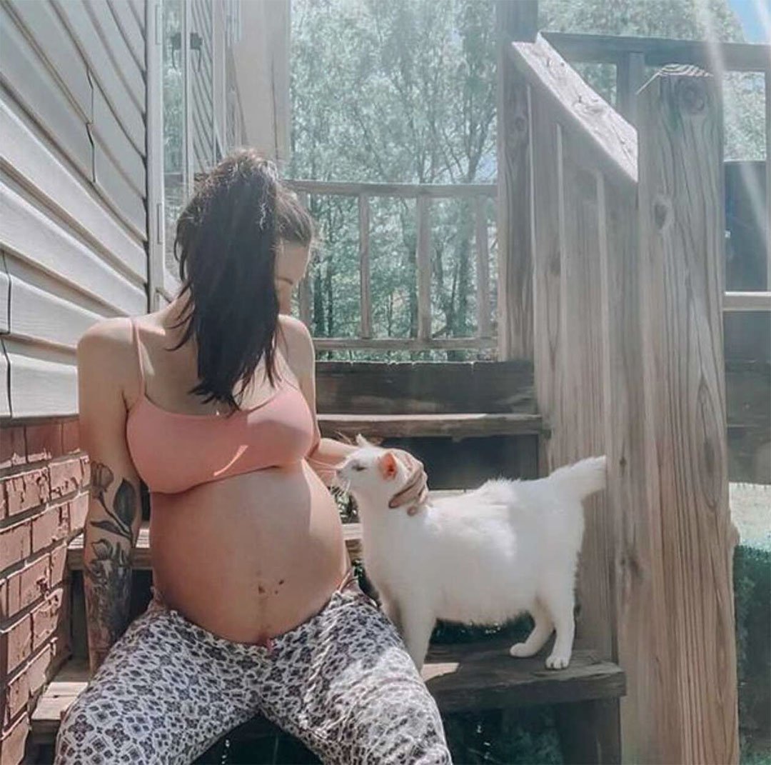 Mujer y una gata embarazadas