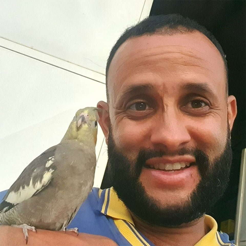 Cartero se toma selfies con los animales de los que se hace amigo mientras está en su trabajo 3 Cartero con pajarito