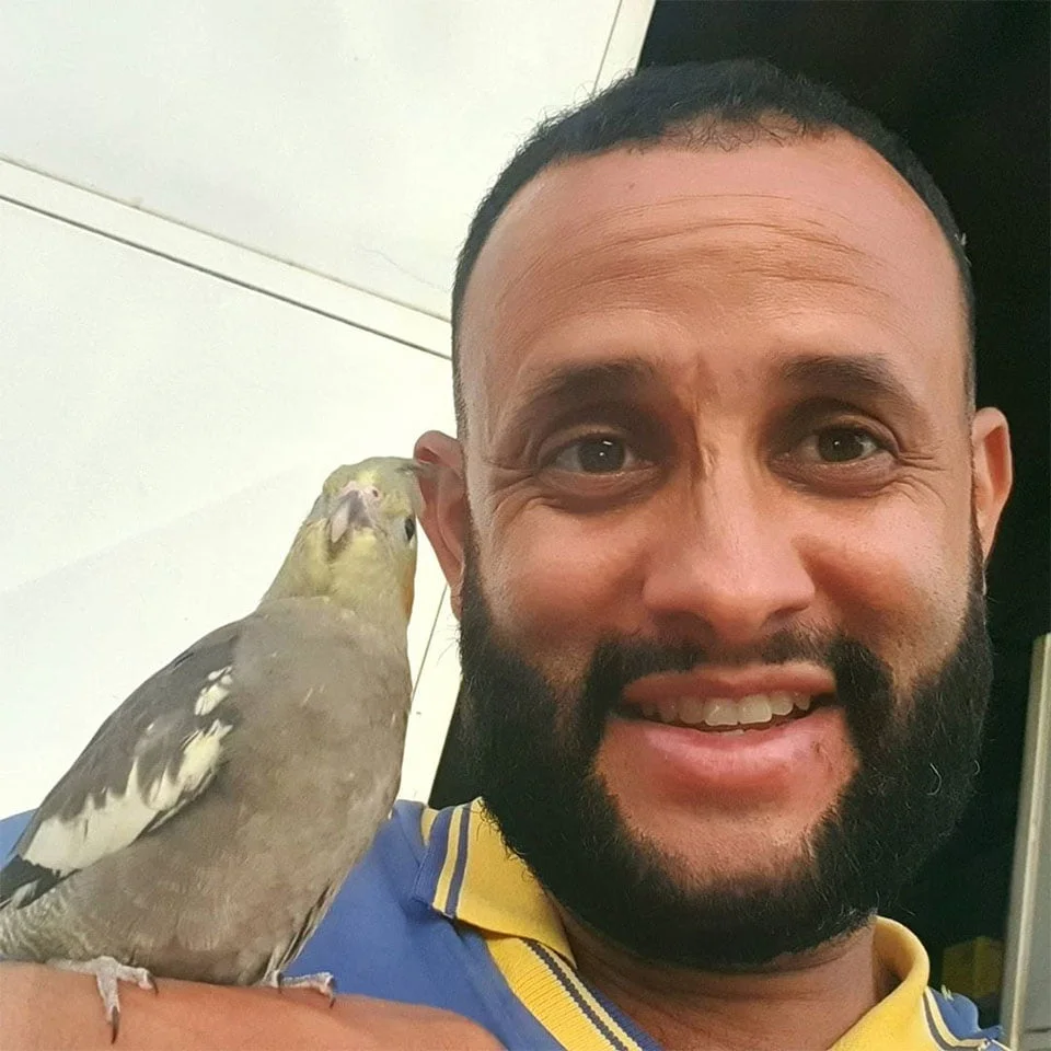 Cartero se toma selfies con los animales de los que se hace amigo mientras está en su trabajo 3 Cartero con pajarito