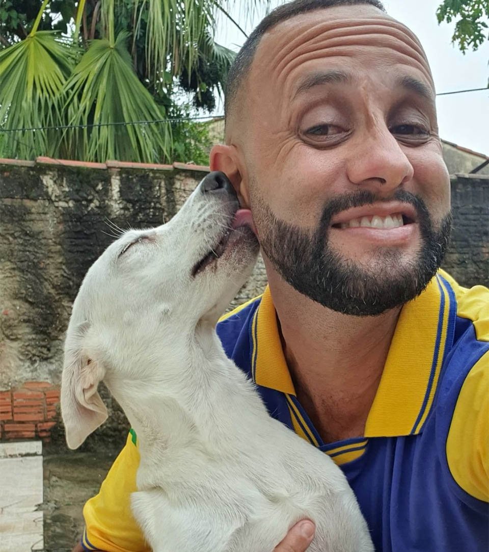 Cartero se toma selfies con los animales de los que se hace amigo mientras está en su trabajo 1 Cartero se toma selfies