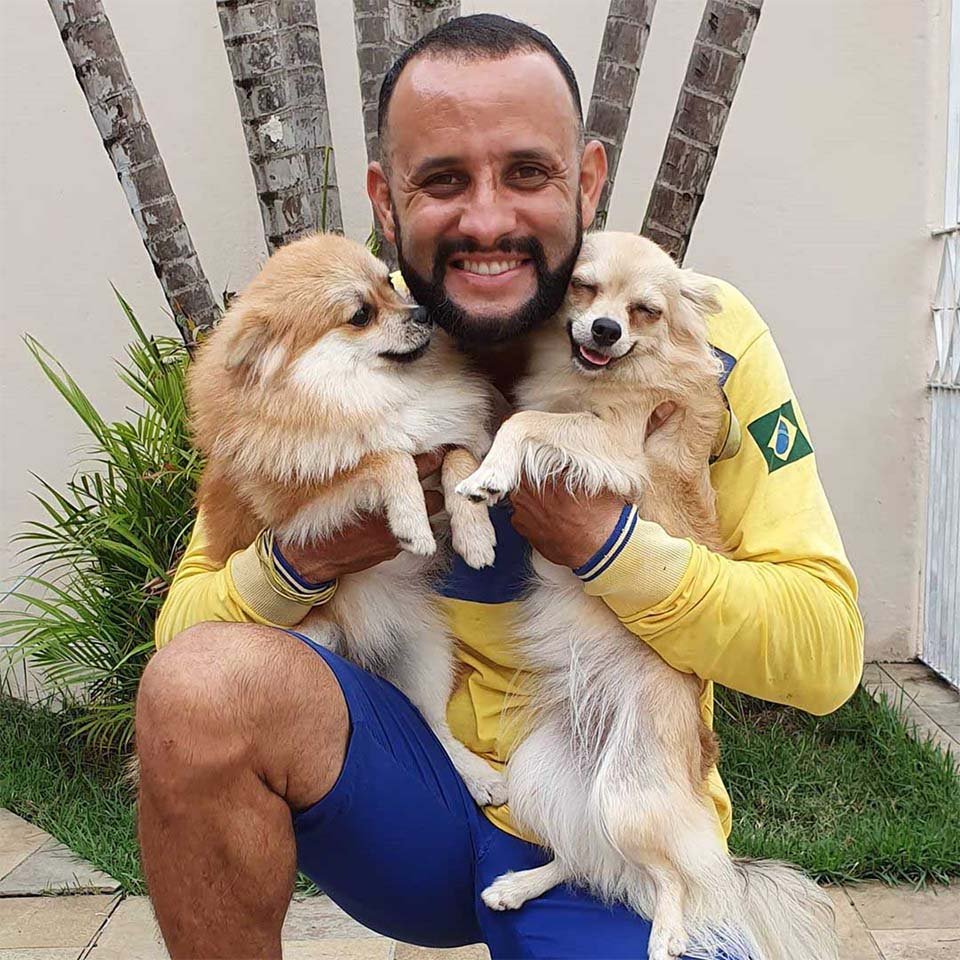 Cartero se toma selfies con los animales de los que se hace amigo mientras está en su trabajo 2 Cartero toma selfies animales