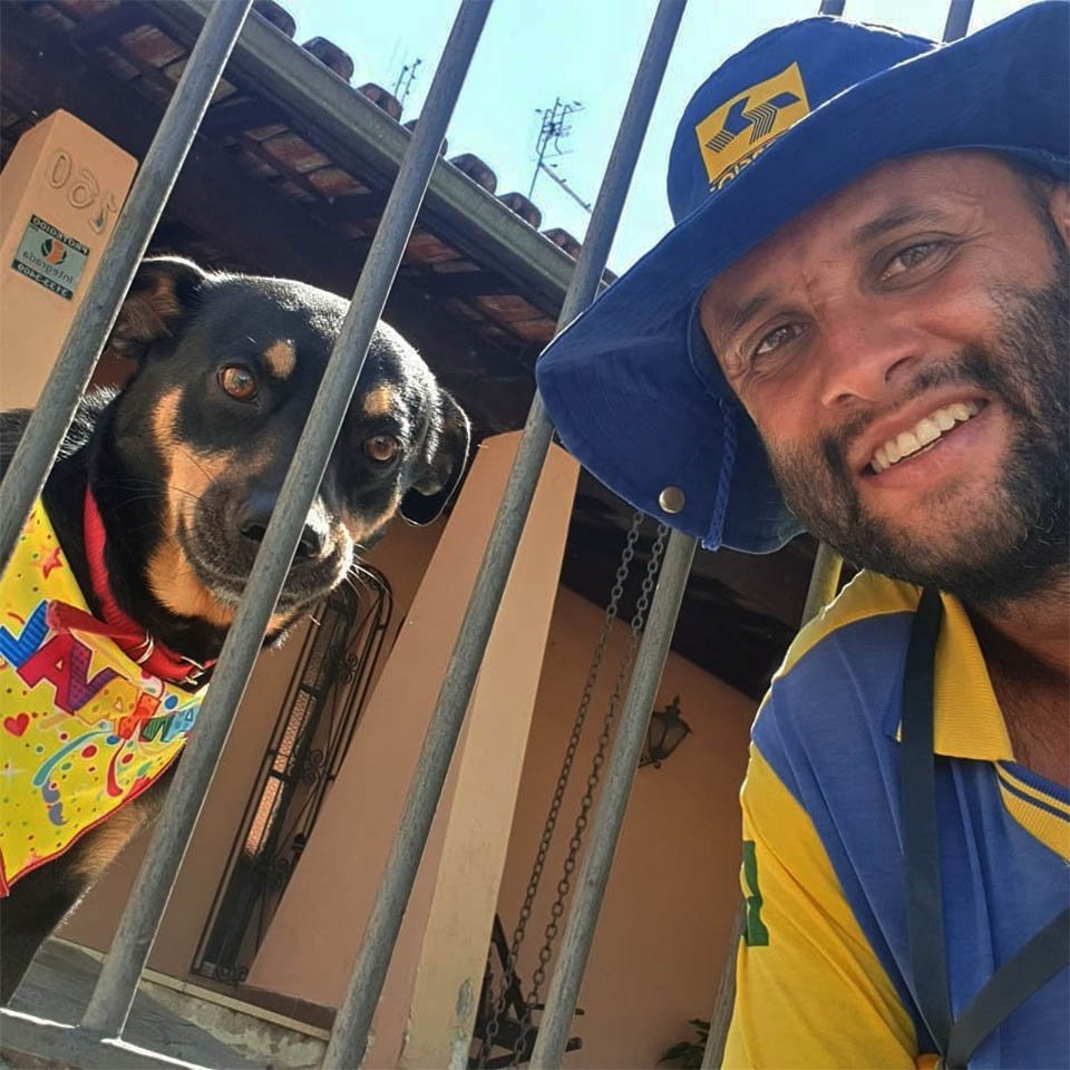 Cartero se toma selfies con los animales de los que se hace amigo mientras está en su trabajo 4 Cartero toma selfies