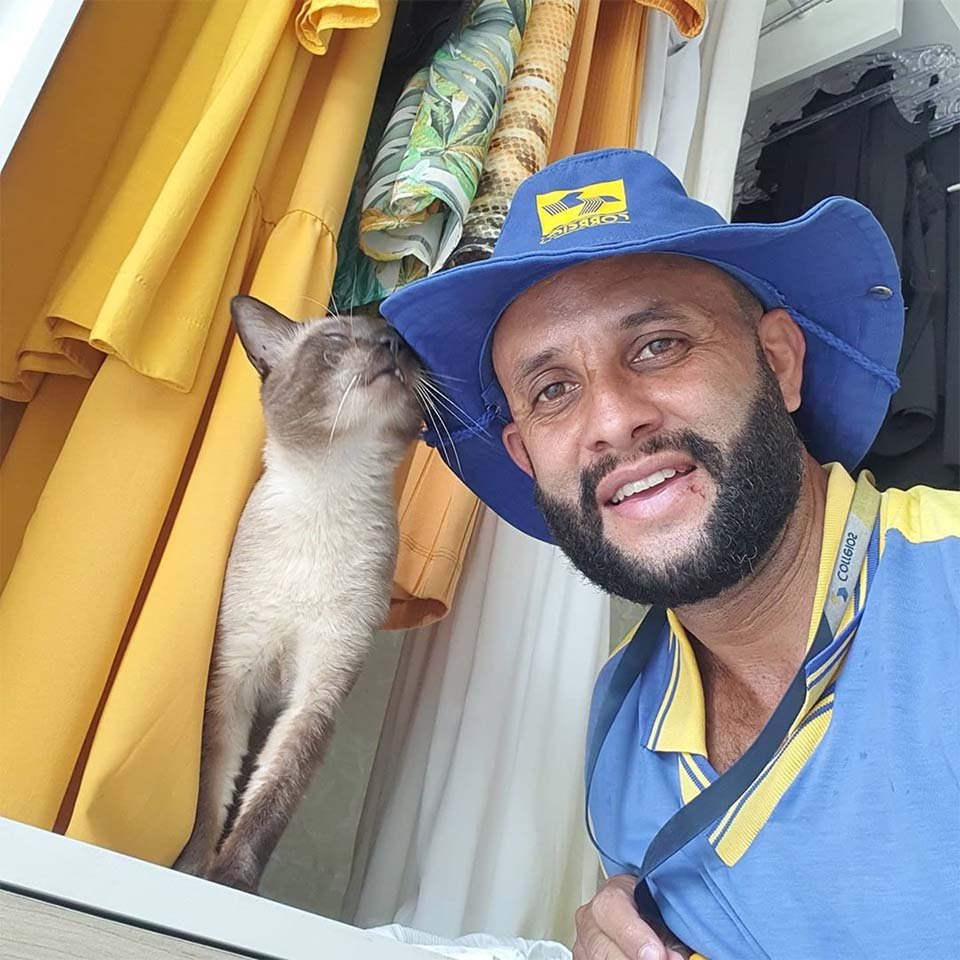 Cartero se toma selfies con los animales de los que se hace amigo mientras está en su trabajo 6 Cristiano con gatito
