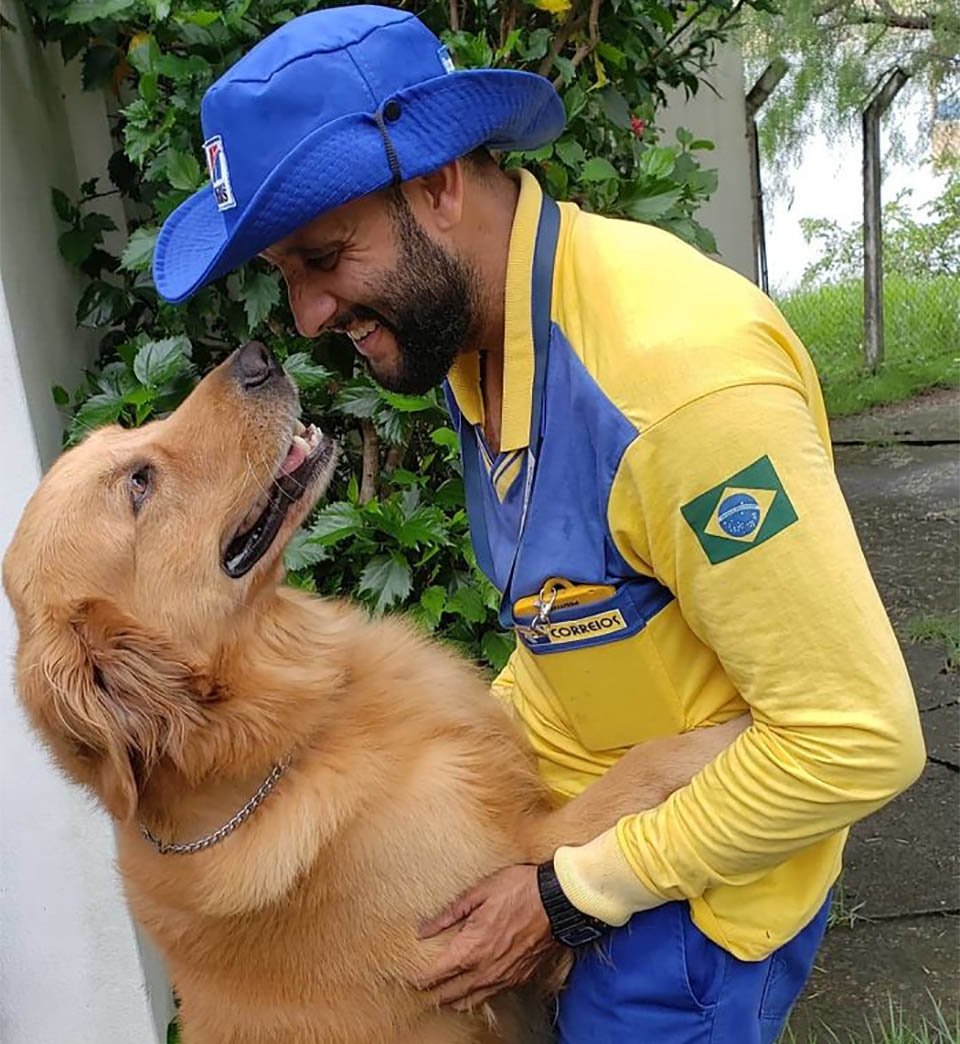 Cartero se toma selfies con los animales de los que se hace amigo mientras está en su trabajo 7 Cristiano con perrito