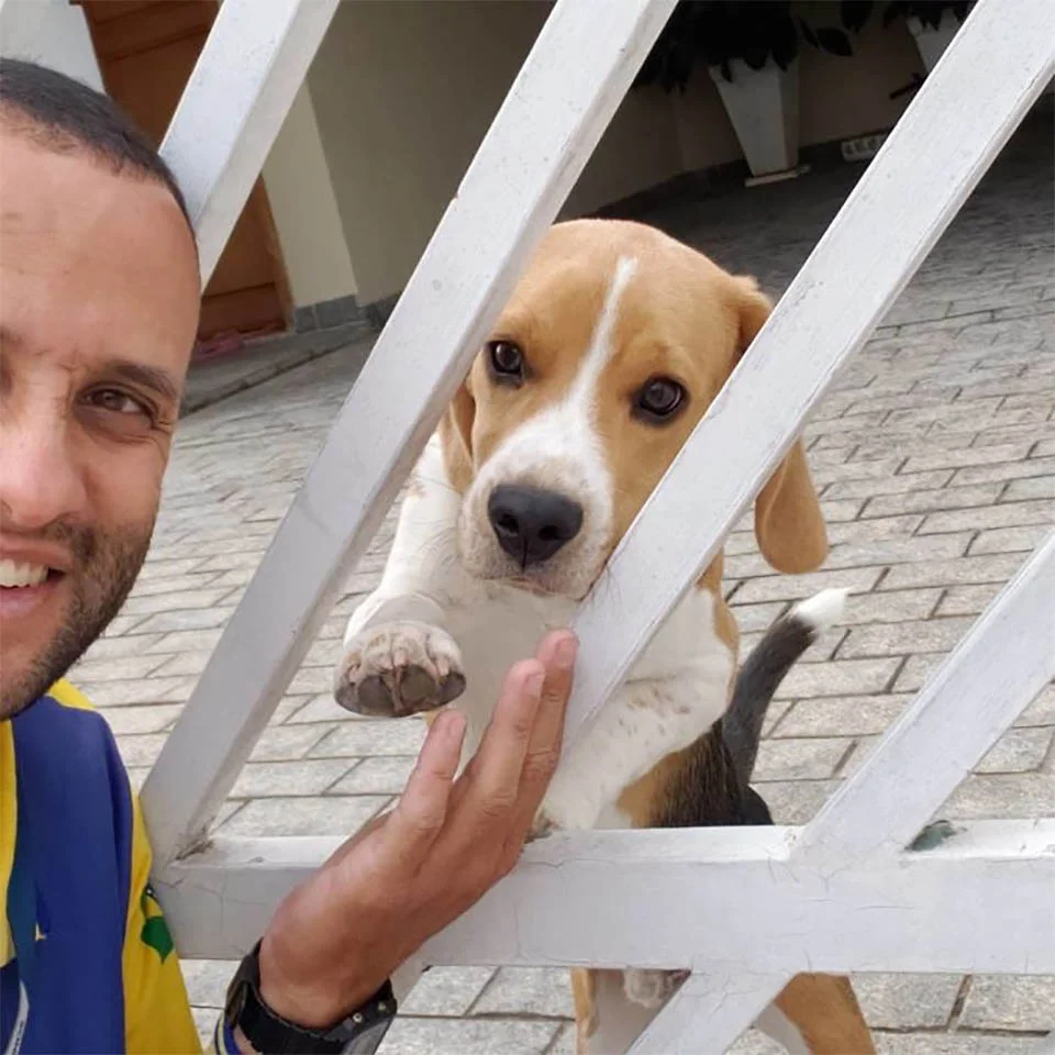 Cartero se toma selfies con los animales de los que se hace amigo mientras está en su trabajo 9 Selfie con perrito