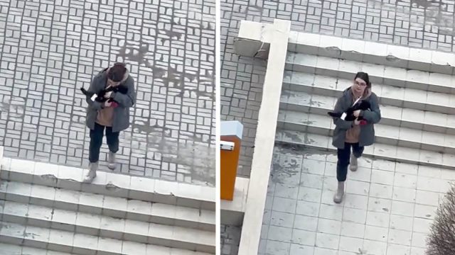 Mujer consuela a un gato en medio de sirenas de ataque aéreo en Ucrania