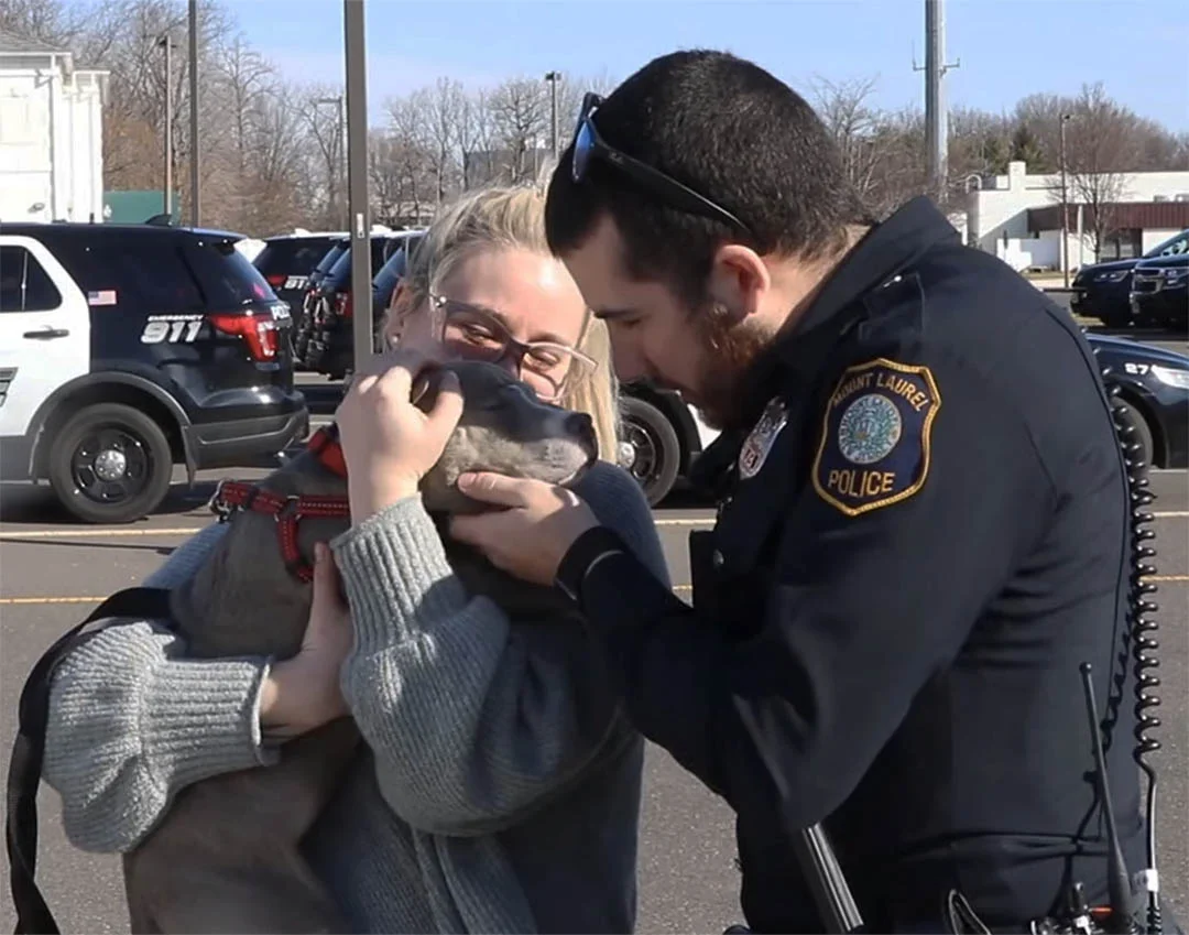 Pareja adopta pitbull