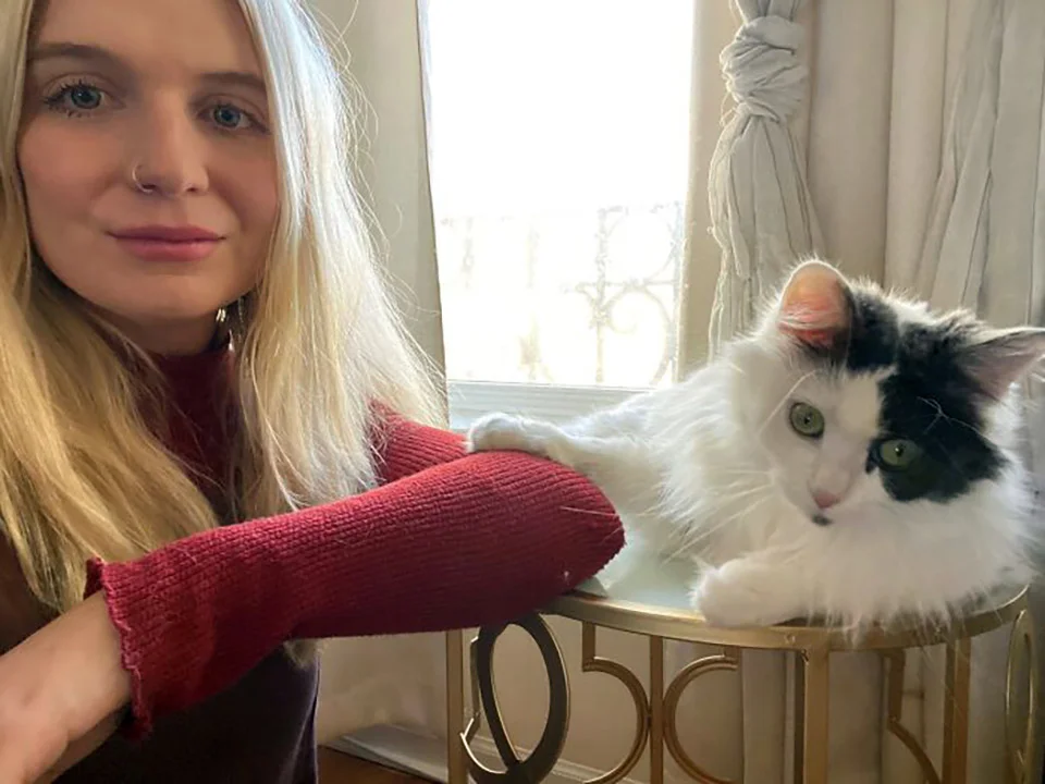 Mujer ahorra dinero cuidando a los gatos de otras personas