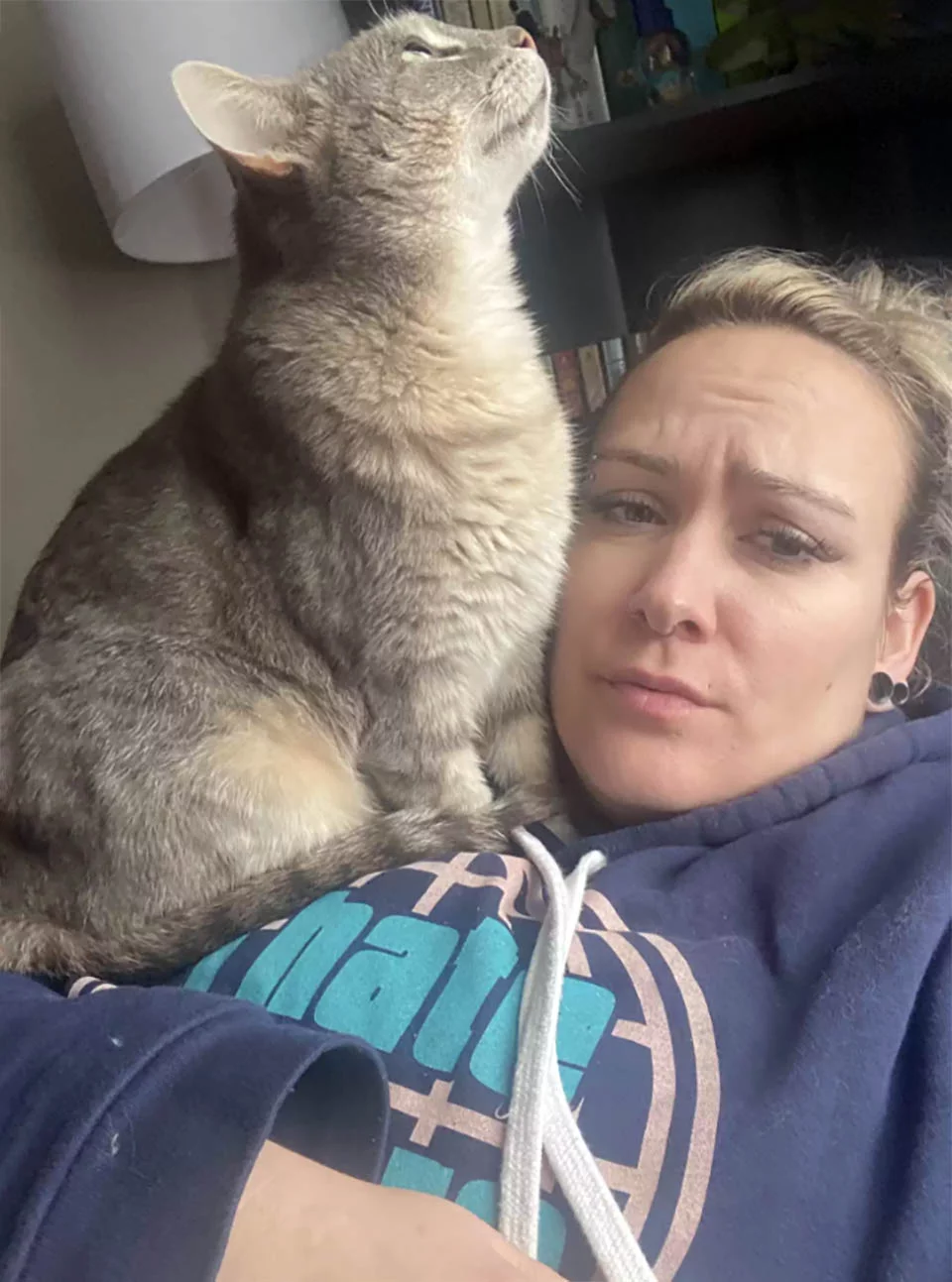 Gata se cuela en la casa de esta mujer todas las mañanas para 'arreglar' su cabello 1 Mujer y su gato