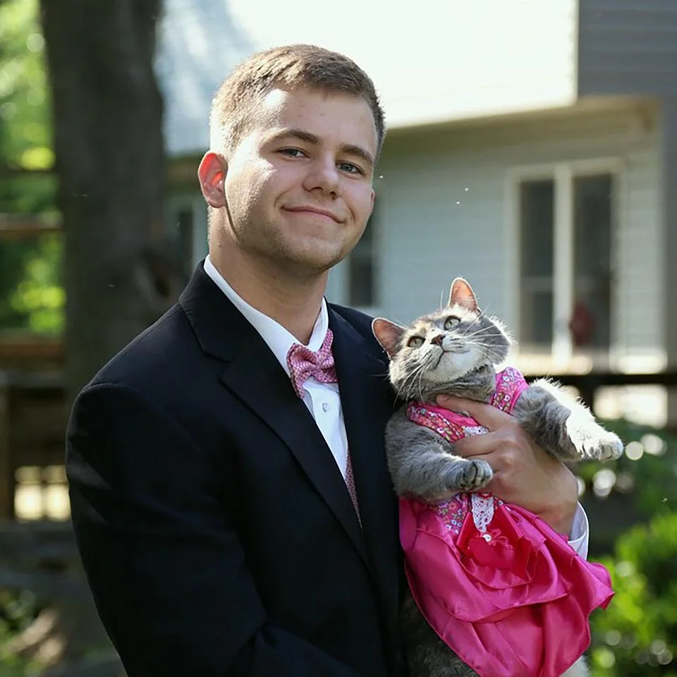 Chico y su gatita listos para el baile