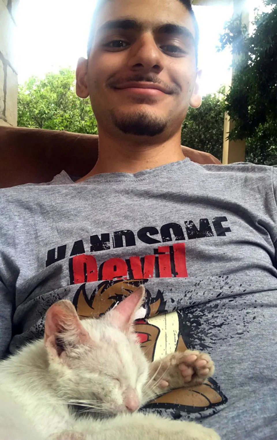 Hombre se despierta de la siesta y encuentra una gatita durmiendo en su regazo 2 Gatita duerme sobre un hombre