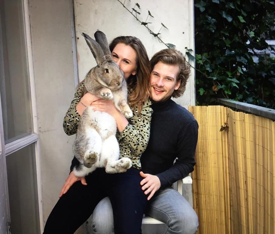 Pareja y su conejo