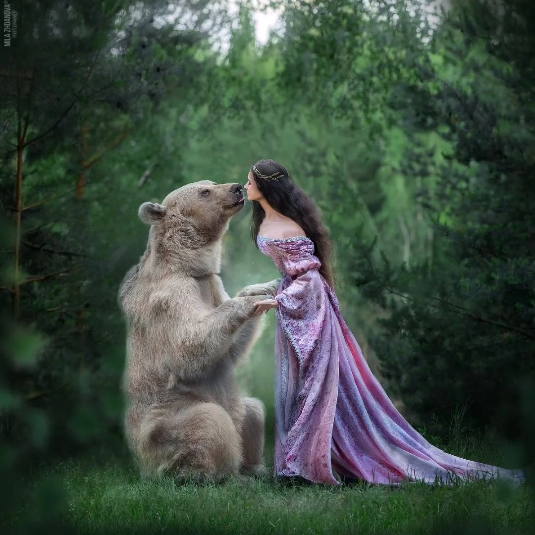 Pareja adopta a un oso abandonado de cachorro y viven felices juntos 4 Fotografia en el bosque