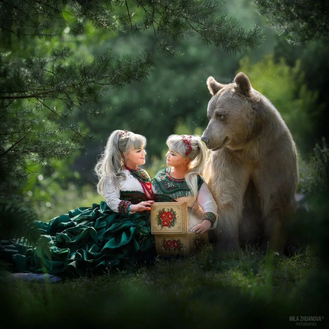 Pareja adopta a un oso abandonado de cachorro y viven felices juntos 11 Fotografías en el bosque