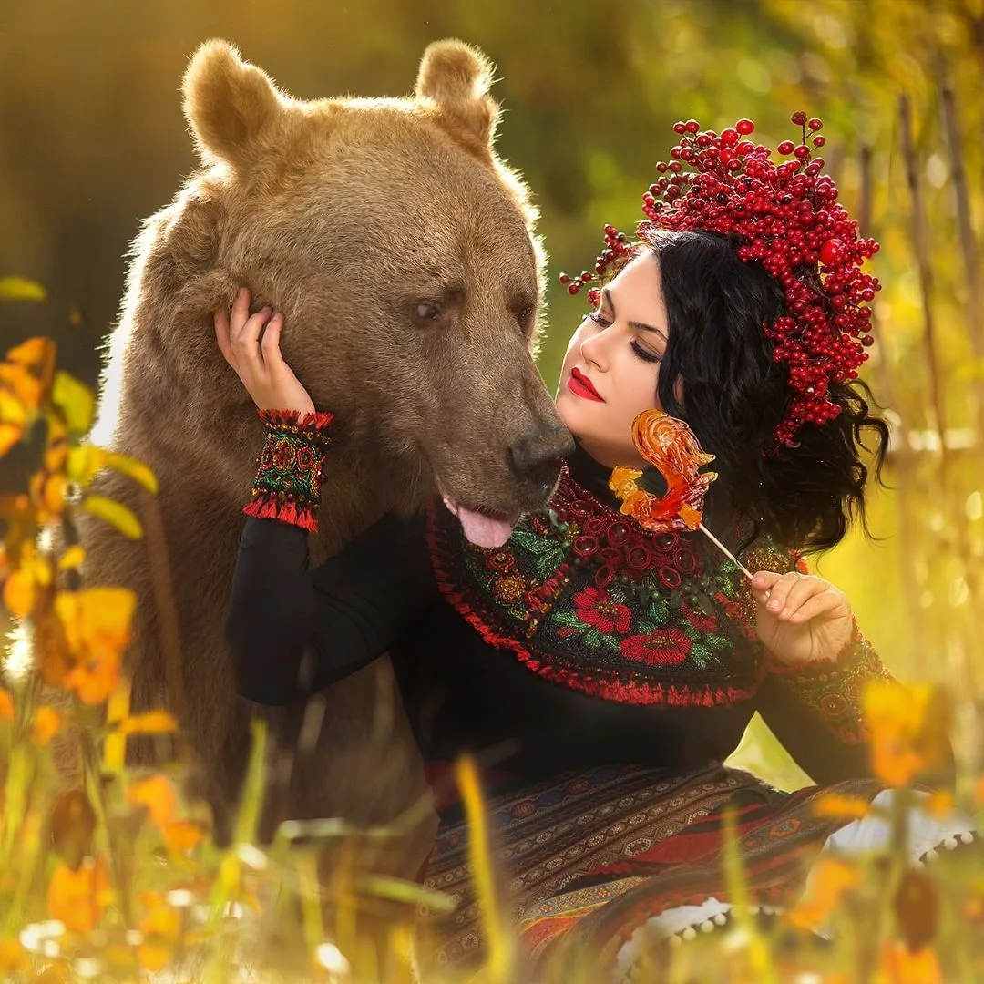 Pareja adopta a un oso abandonado de cachorro y viven felices juntos 2 Oso abandonado de cachorro
