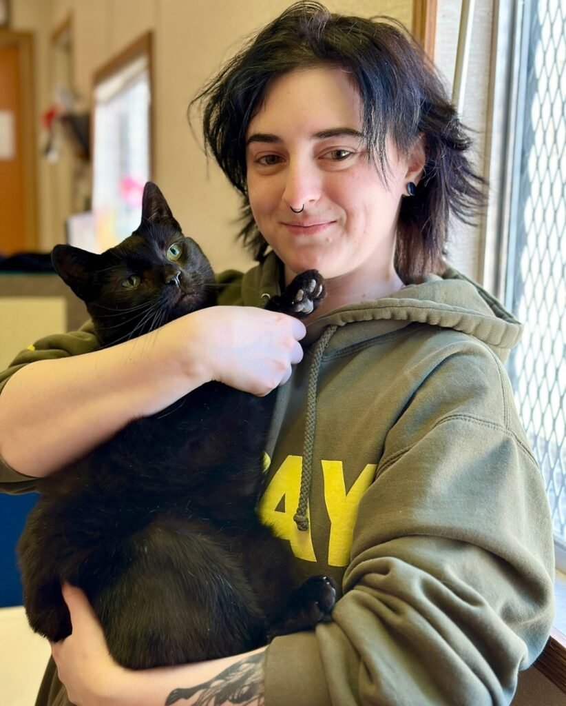 Ravi, el gato que amaba demasiado: abandonado por ser demasiado cariñoso 5 Ravi adoptado