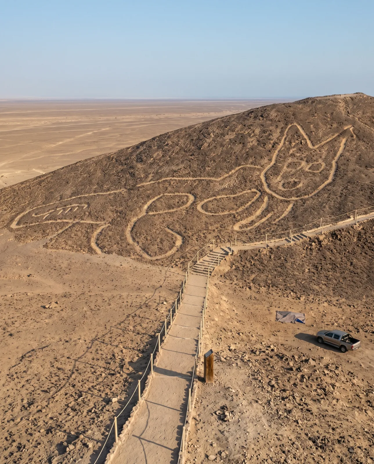 Un gato de 37 metros apareció en Nazca en 2020 y no lo trazaron los nazcas 4 Gato gigante formado por líneas claras sobre la ladera oscura y pedregosa de un cerro desértico
