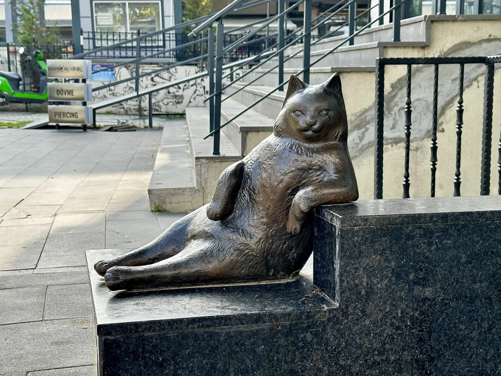Era un gato callejero de Estambul y 17.000 personas firmaron para darle una estatua 4 Estatua de bronce de Tombili, un gato rechoncho en pose recostada, sobre una acera de Kadıköy, Estambul
