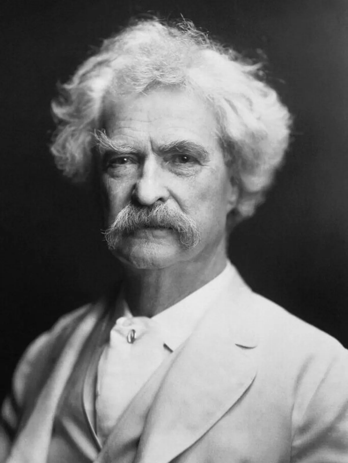 El verano en que Mark Twain pagó para que tres gatitos nunca fueran suyos 3 Retrato de Mark Twain con el cabello y el bigote blancos