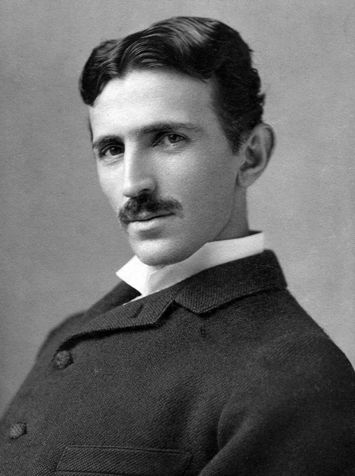La noche en que el gato de Nikola Tesla se volvió «una lámina de luz» 3 Retrato fotográfico de época de Nikola Tesla, hacia 1890