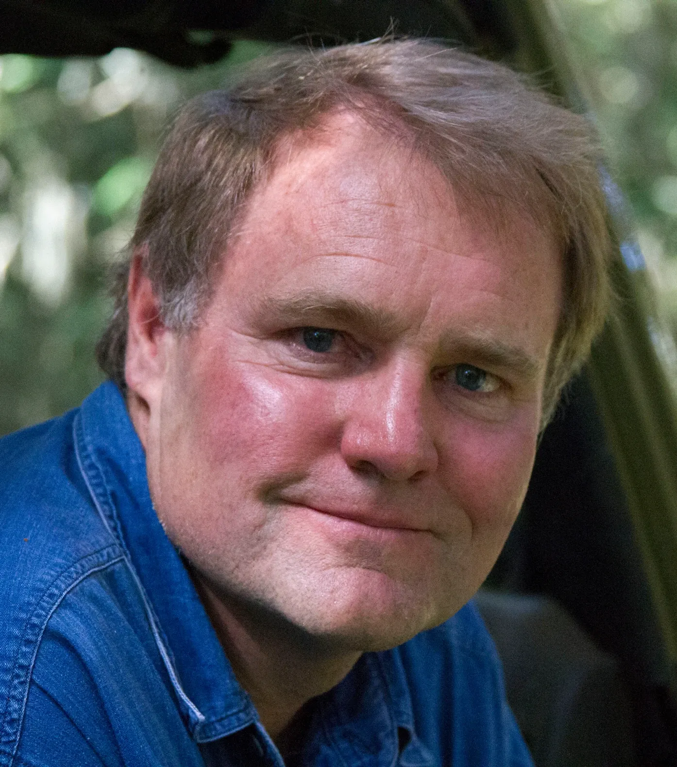 Retrato de Greg Carr en el camino Dingue, dentro del parque Gorongosa