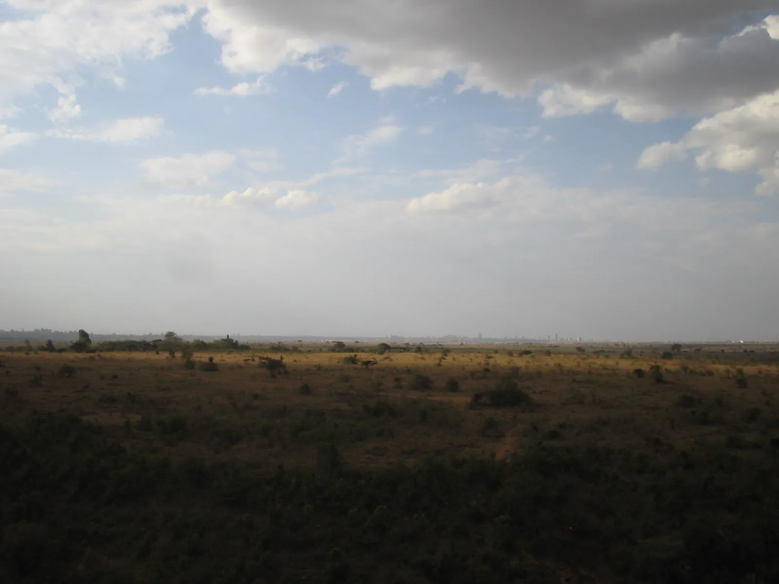 Llanuras abiertas de Kitengela con el horizonte de Nairobi apenas visible al fondo
